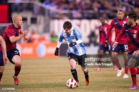 Messi Dribbling Photos and Premium High Res Pictures - Getty Images