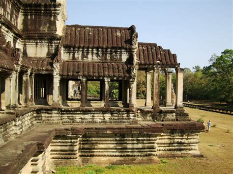 Asisbiz Angkor Wat Khmer architecture eastern gallery entrance 07