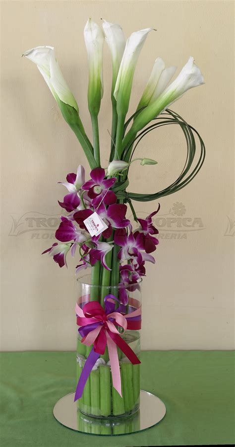 Arreglo floral de alcatraces con orquideas @ Tropica Floreria | Arreglos florales | Pinterest ...