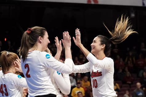 Volleyball: Huskers Sweep Ducks to Punch Ticket to Championship Weekend