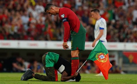 Awestruck YouTuber Speed falls to ground as he FINALLY meets Cristiano ...