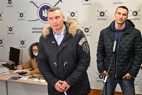 The Klitschko brothers, who gained fame fighting in the ring, will now fight as soldiers - Los ...