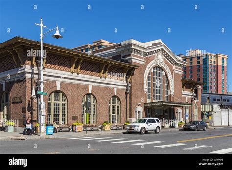 The train station, serving both Metro-North and Amtrak, in downtown Yonkers, New York Stock ...