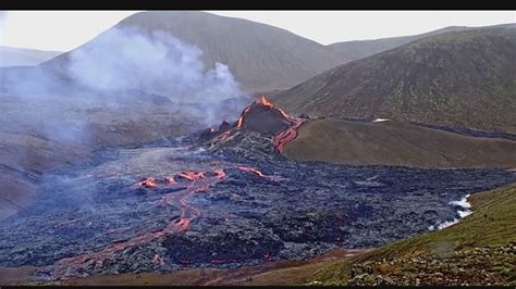 Basaltic lava flow eruption (daytime, 21 March 2021) (Geldingadalur ...