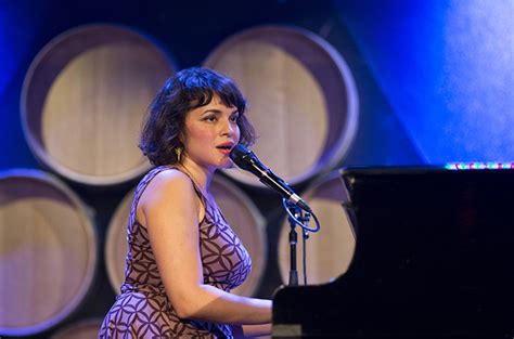 Norah Jones Pays Tribute to Blue Note's Bruce Lundvall at Farm Aid Benefit | Billboard