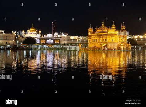 Golden temple (Harmandir sahib) in Amritsar at night Stock Photo - Alamy