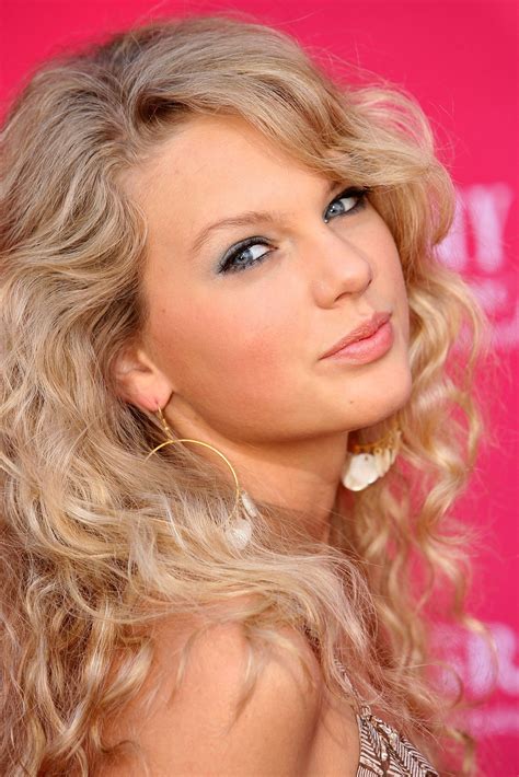 Taylor Swift Natural Curls Twitter Video 2017 | POPSUGAR Beauty