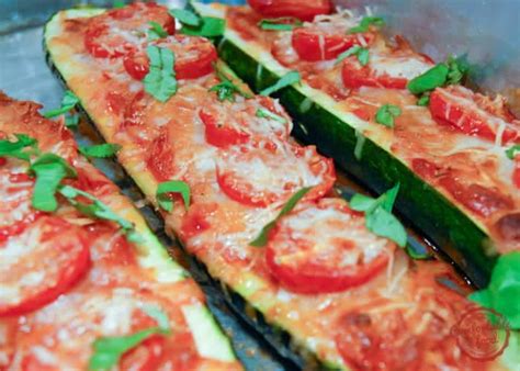 Super Easy Zucchini Pizza Boats | Comfortable Food