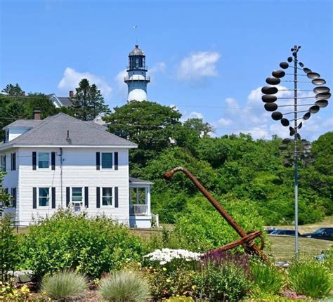 A Complete Guide to Cape Elizabeth Lighthouse (Two Lights) (+ Photos)