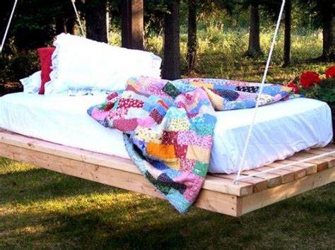 Building Pallet Daybed-DIY Daybed Plans