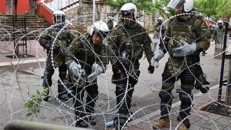 Kosovo clashes: NATO-led troops put up barbed wire barriers after ...