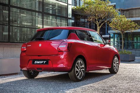 Suzuki Swift 2022 en México color rojo posterior - Autos Actual México