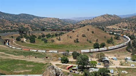 Tehachapi Pass - Ascending the Loop - YouTube