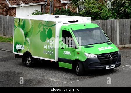 An ASDA delivery driver working in snowy conditions in Dunipace, Scotland Stock Photo - Alamy