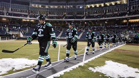 North Dakota upends Neb.-Omaha in outdoor hockey game