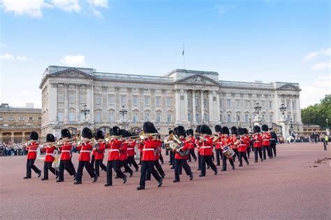 What is the Changing of the Guard at Buckingham Palace? Schedule and ...