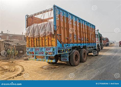 Trucke and Transportesen on Grand Trunk Road Editorial Photo - Image of ...