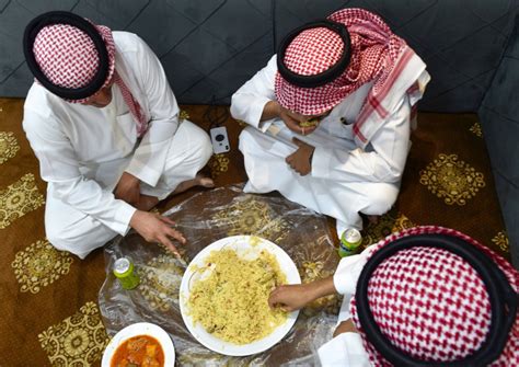 Saudi Arabia Food Culture - Saudi Arabian cuisine - Wikipedia - Within the majlis a saudi host ...