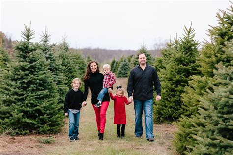 Christmas Tree Farm Family Pictures - Mae Photo | Christmas tree farm ...