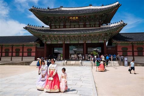 Hanbok Experience – Wearing Traditional Korean Dress in Seoul as a Tourist