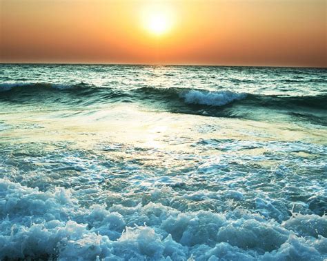 Turbulent sea waves 1280 x 1024 Wallpaper