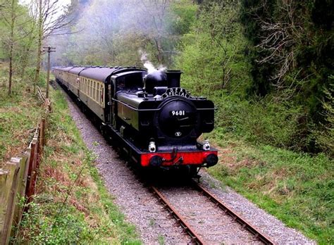 Dean Forest Railway © Stuart Wilding cc-by-sa/2.0 :: Geograph Britain and Ireland