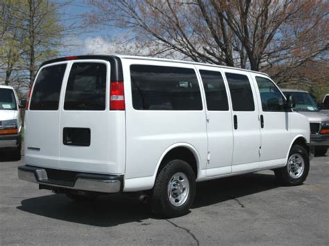 2008 CHEVY EXPRESS 12 PASSENGER VAN / CLEAN