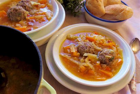 Sopa de verduras con albondigas