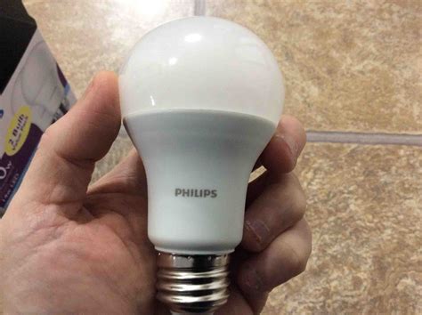Philips LED A19 100w Daylight Light Bulb Review - Tom's Tek Stop