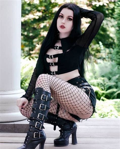 Pin by Leonardo Andrés on Love in 2021 | Gothic style clothing, Gothic outfits, Hot goth girls