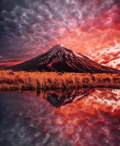 Maqna.id - Mount Taranaki or Mount Egmont - New Zealand | Selandia baru, Pemandangan, Ilustrasi alam