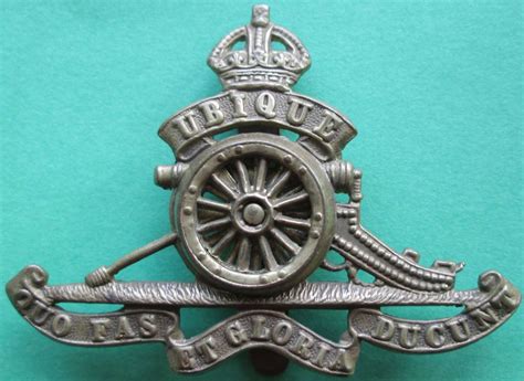 A WWII PERIOD ROYAL ARTILLERY CAP BADGE