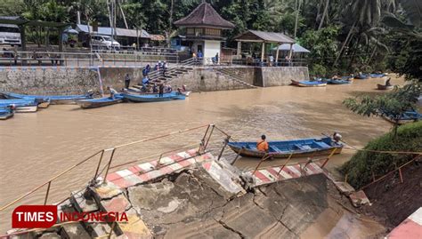 Dermaga Sungai Maron Pacitan Jebol Diterjang Banjir - TIMES Indonesia