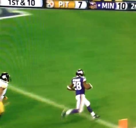 Adrian Peterson Slices Through Steelers For 60 Yard Touchdown Run ...