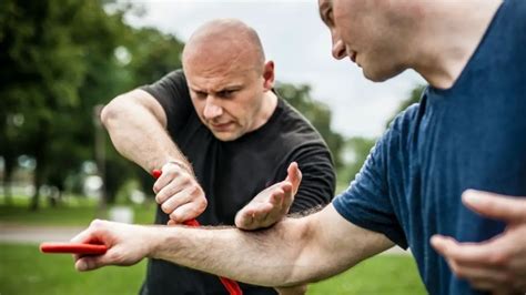 How to Hold and Use a Knife for Self-Defense: A Beginner’s Guide ...