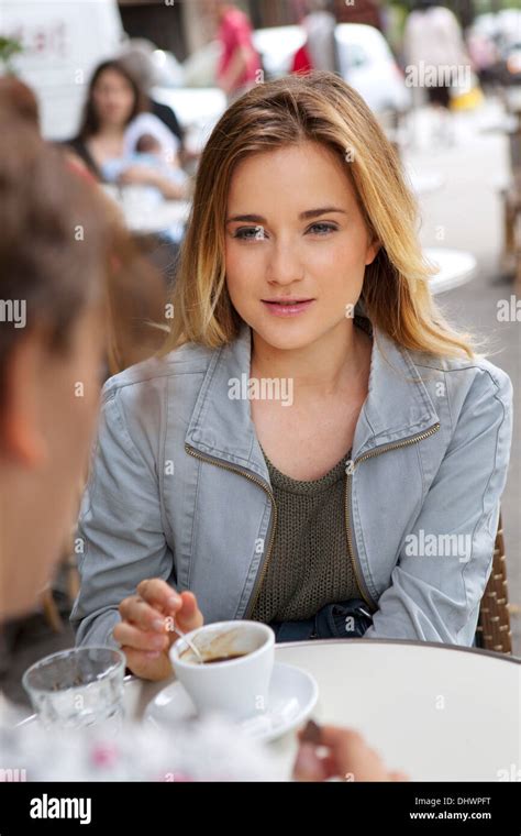 COFFEE SHOP, OUTDOOR TABLES Stock Photo - Alamy
