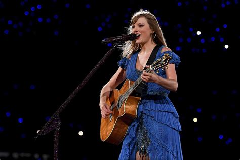 Taylor Swift Performs 'Labyrinth' About 'Falling in Love Again' at ...