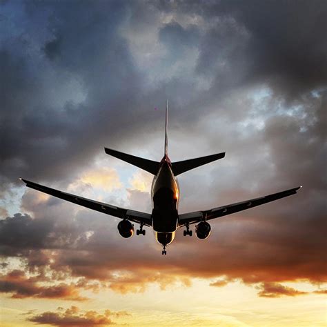 Plane landing on Heathrow runway 27R during sunset : aviation