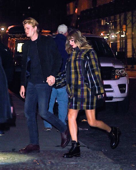 TAYLOR SWIFT and Joe Alwyn Out in New York 12/09/2017 – HawtCelebs