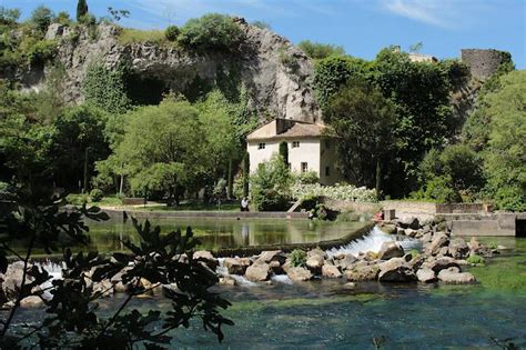 Fontaine-de-Vaucluse, France: travel and tourism, attractions and sightseeing and Fontaine-de ...