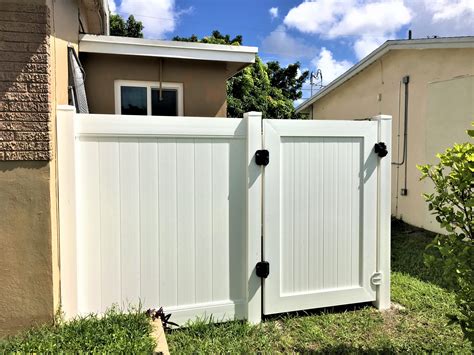 Vinyl Gates | PVC Fence Wholesale | (954) 933-5280