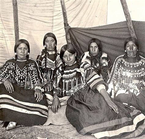 Blackfeet women. Montana. 1900. Beautiful. | Native american peoples, Native north americans ...