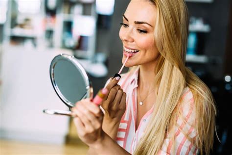19 Makeup Hacks to Accentuate Your Favorite Facial Features - Creative Fashion