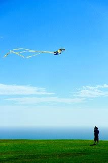 A little kid flying a kite on a sunny day. | Darin Kim | Flickr