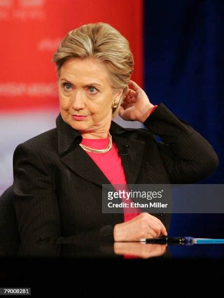 Hillary Clinton Hair Photos and Premium High Res Pictures - Getty Images