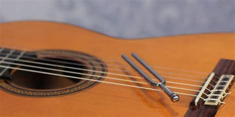 4 Great Ways to Tune Guitar by Ear (with or without a tuner)