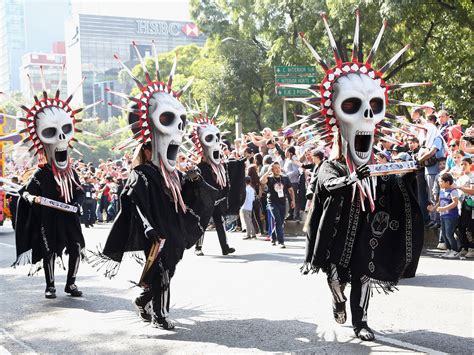 Mexico City Holds First-Ever Day of the Dead Parade (Thanks, James Bond ...