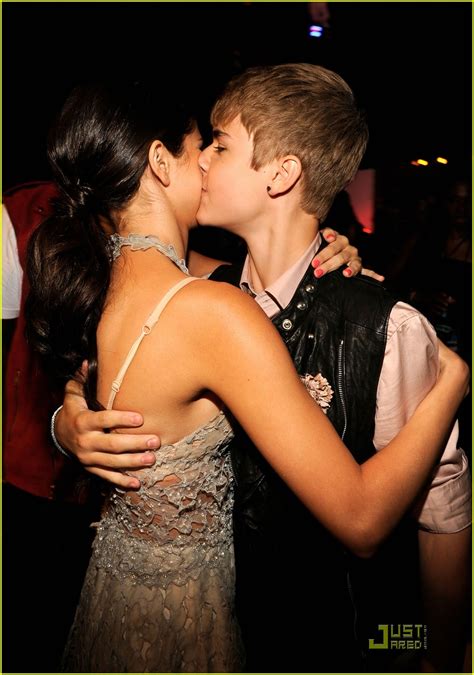 Selena Gomez & Justin Bieber: Teen Choice Awards Kiss!: Photo 2568000 | 2011 Teen Choice Awards ...