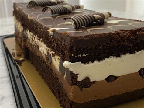 Costco's Decadent Tuxedo Cake Weighs Over 2.5 Pounds & It's on Sale