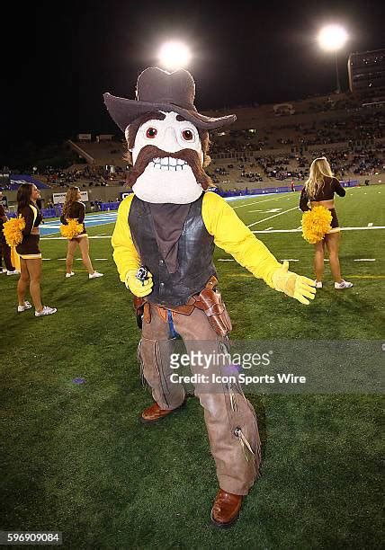 University Of Wyoming Mascot Photos and Premium High Res Pictures ...